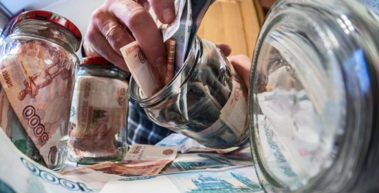 Россияне продолжают копить деньги