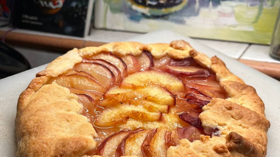 Песочный пирог с персиками — быстро, вкусно и с заготовкой впрок