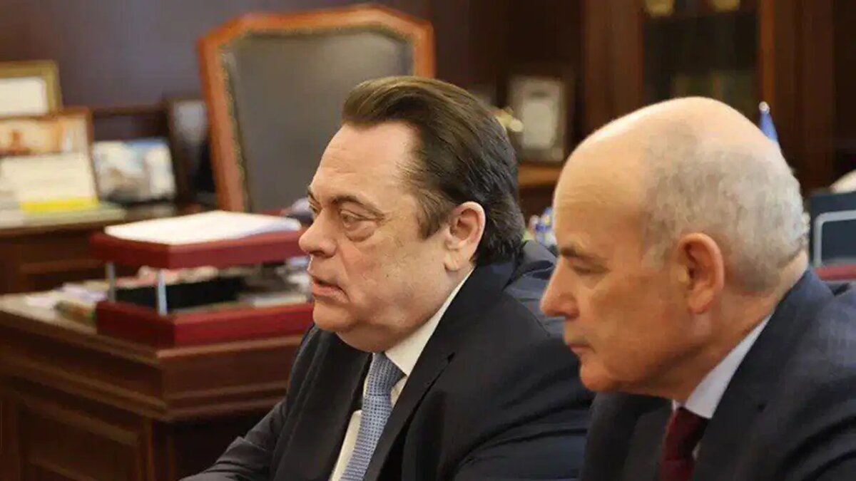    Депутат Госдумы Геннадий Семигин (на втором плане).