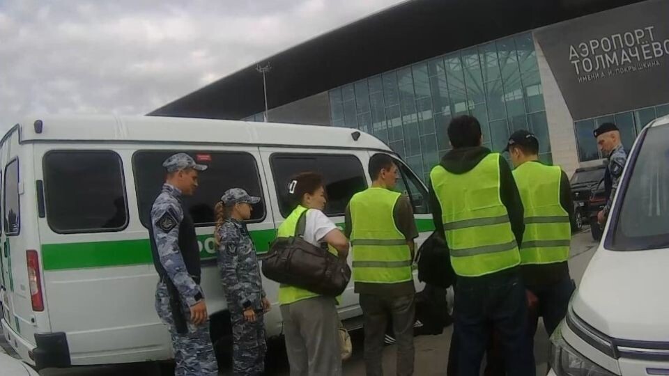    Мигрантов сопроводили до границы. Источник: ГУФССП России по Алтайскому краю