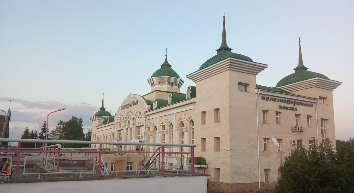 Железнодорожный вокзал в Агрызе. Фотография сделана мной.