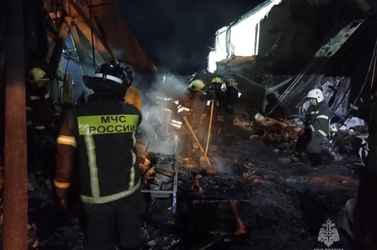    Спасатели сообщили, что кинологические расчеты МЧС России обследовали 100% помещений на предмет обнаружения живых людей.