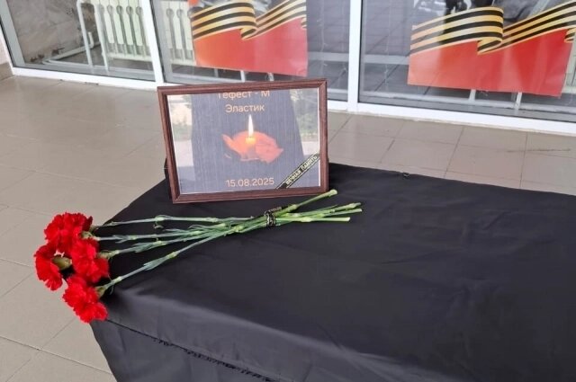    Около ДК поселка Лесной появился стихийный мемориал, к которому люди приносят цветы. Фото: Соцсети