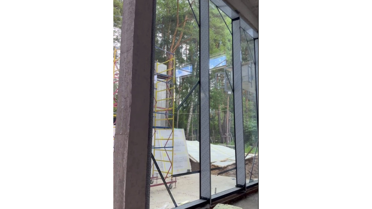 На рамах есть защитное порошковое покрытие с анодировкой — цвет сохранит насыщенность десятилетиями, ему нестрашны солнце и дожди