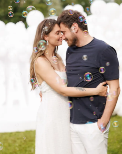 Агата Муцениеце с женихом. Источник: www.thevoicemag.ru