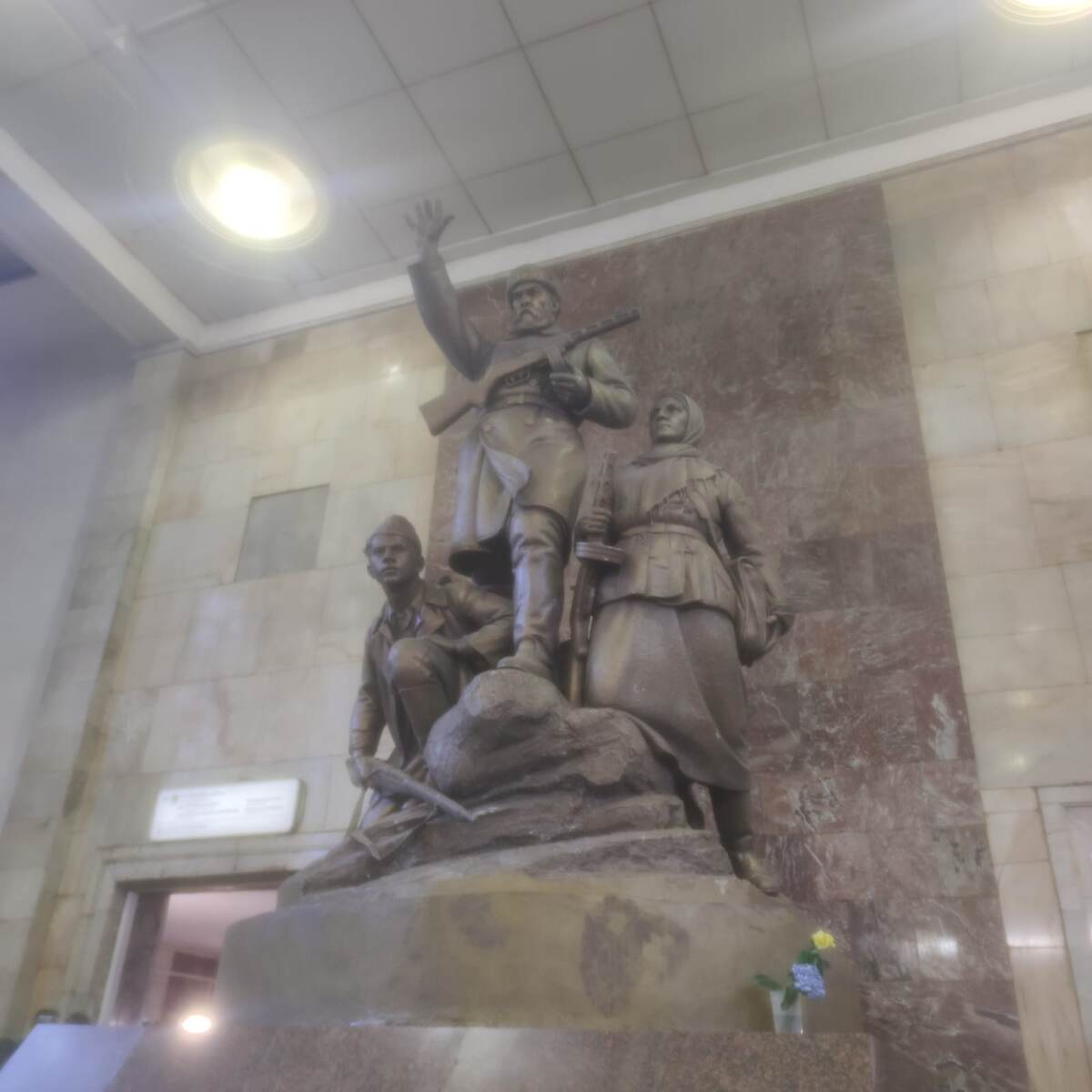 Скульптурная композиция на входе