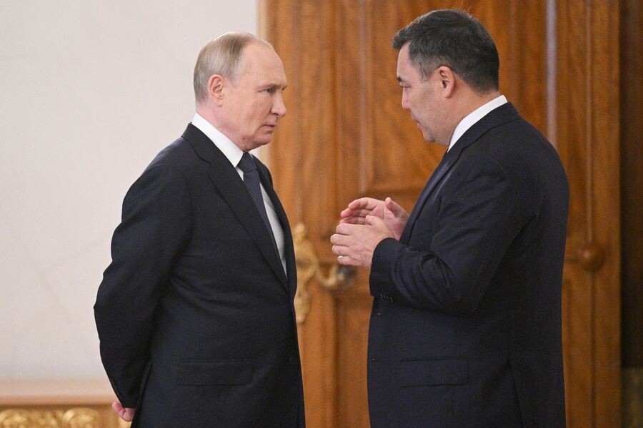    Президент России Владимир Путин и президент Киргизии Садыр Жапаров / Источник: © Рамиль Ситдиков/POOL/ТАСС