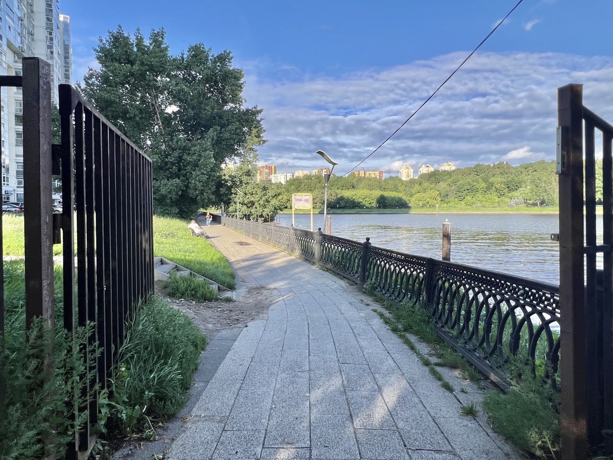 Выход из парка Толстого на набережную у  ЖК" Маяк". Фото автора. 