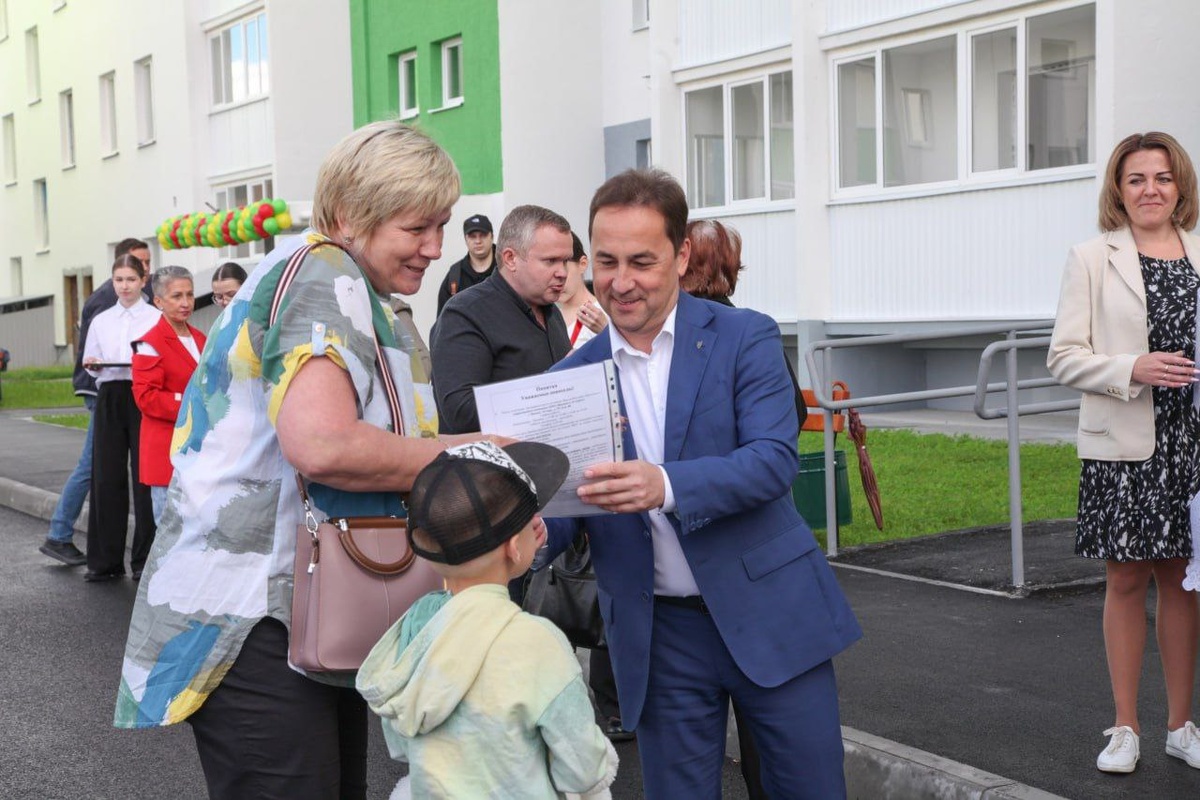    В Нягани стартовала череда переселений: ключи от нового жилья вместо аварийного вручили 54 семьям