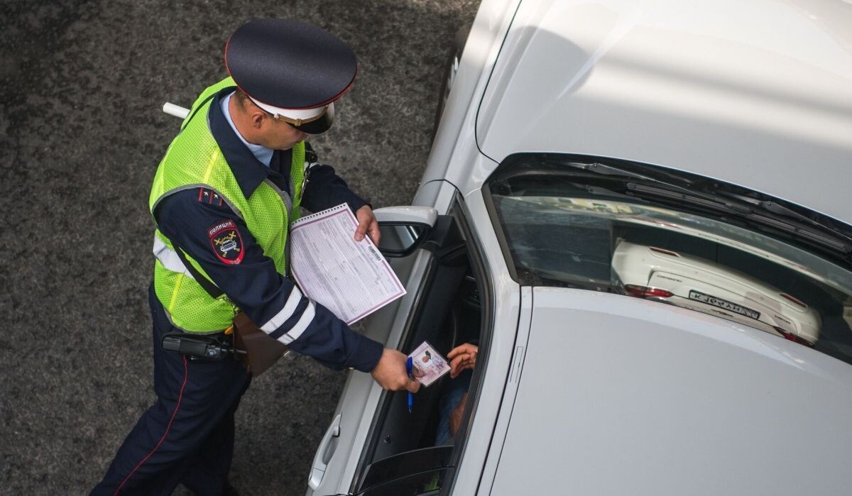     Проверка прав сотрудником ГИБДД. Источник: © РИА Новости Автор фото: Евгений Биятов