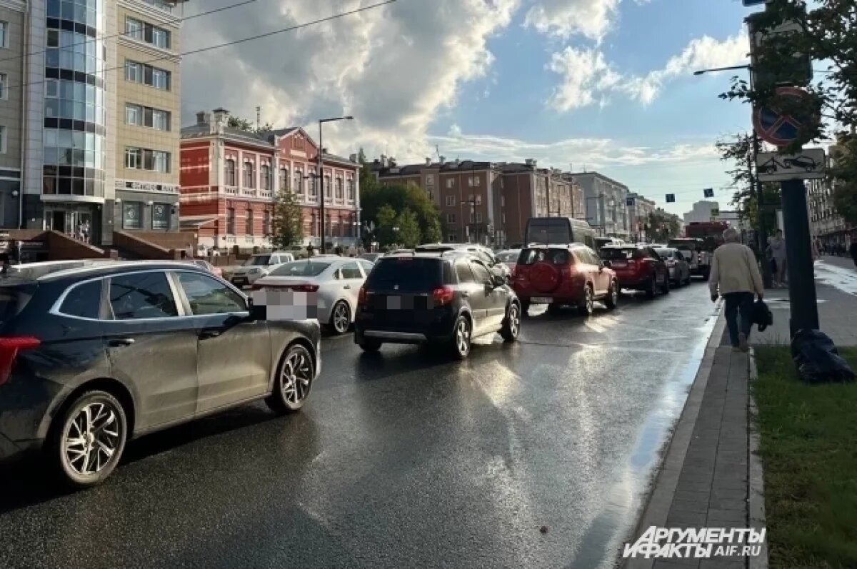    В Перми из автобусов высаживают пассажиров из-за пробки на площади Гайдара