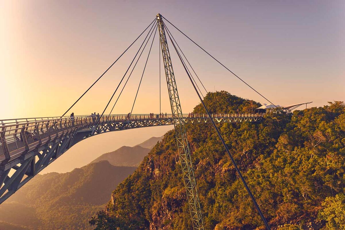 Небесный мост (Langkawi Sky Bridge) - это 125-метровый изогнутый пешеходный вантовый мост в Малайзии, строительство которого было завершено в 2005 году. Настил моста находится на высоте 660 метров над уровнем моря на вершине Gunung Mat Cincang на Пулау-Лангкави, главном острове архипелага Лангкави в Кедахе