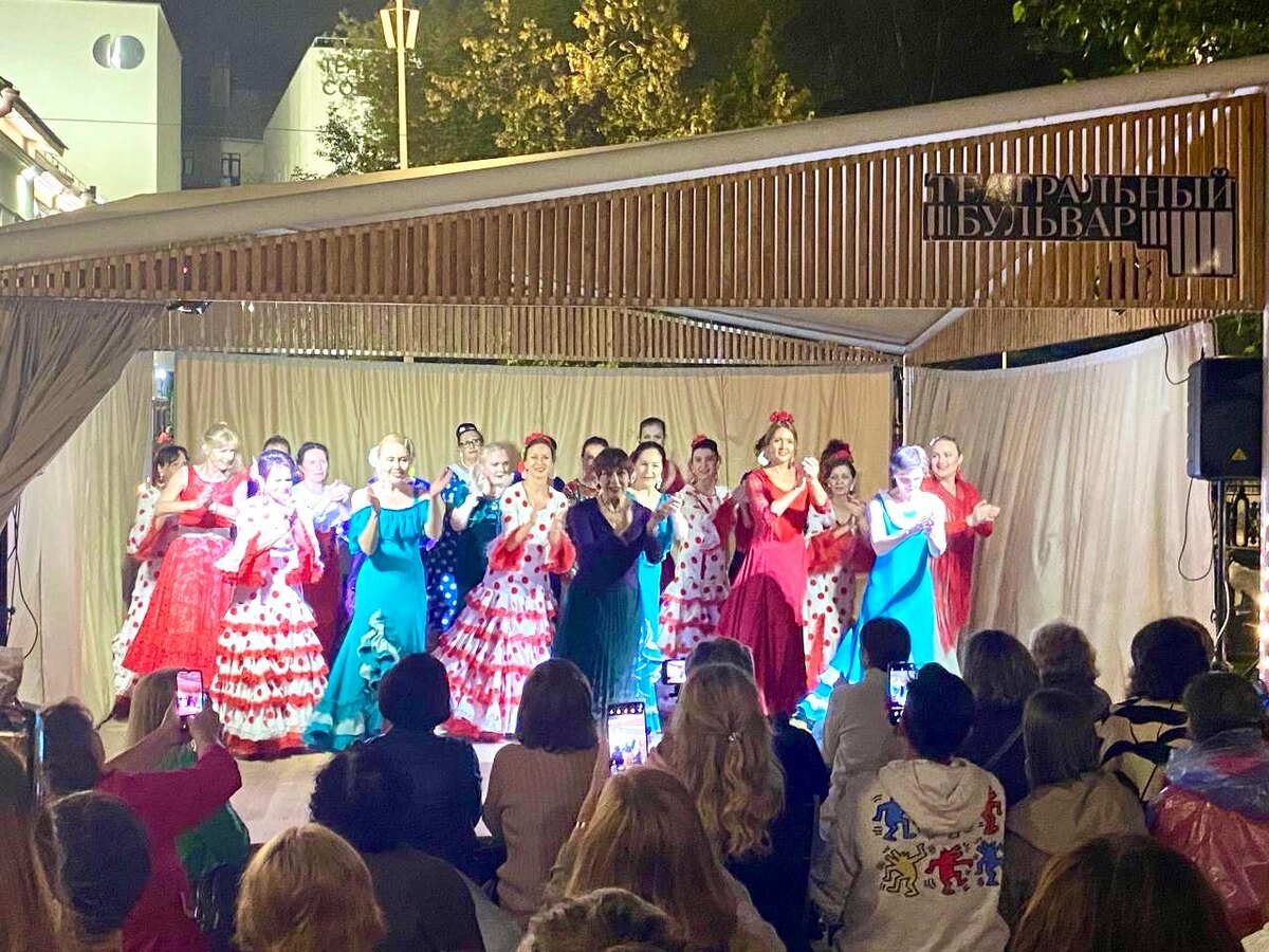 Театр музыки и танца Costa del Flamenco.В центре - руководитель и хореограф Лилия Сафина. Выступление в рамках Международного открытого фестиваля "Театральный бульвар" 2025