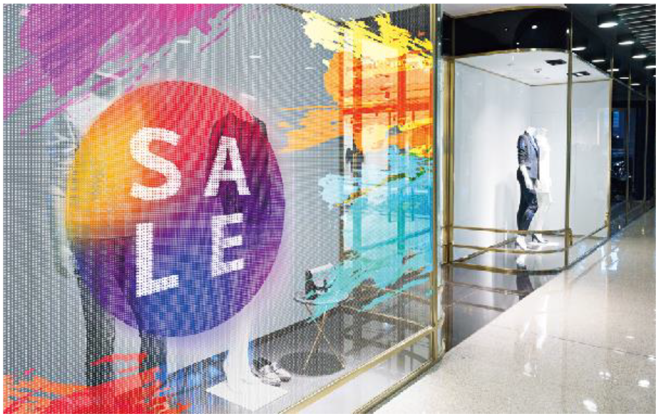 Осенние скидки на витрине магазина