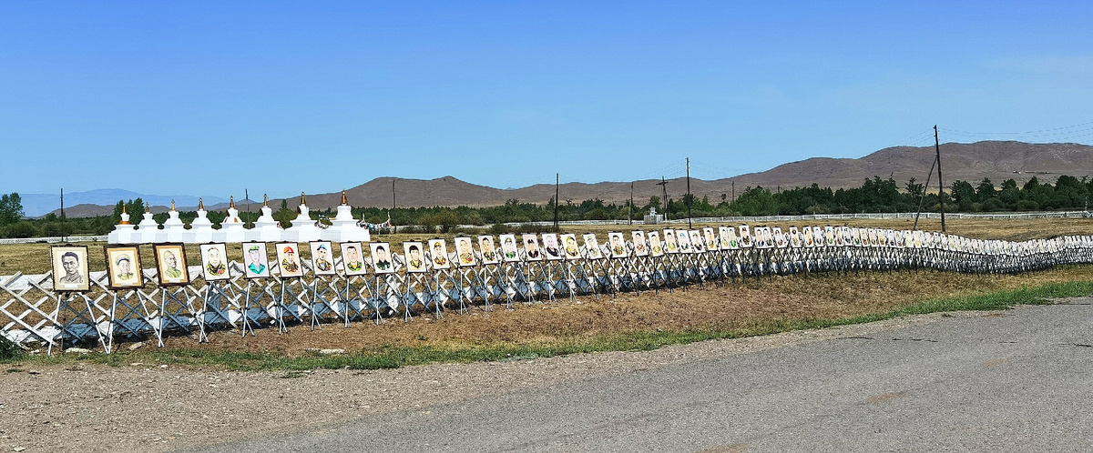 На фоне субурганов храмового комплекса Устуу-хурээ – портреты героев СВО, портреты тувинских добровольцев, портреты тех, кто защищал свою землю. Длинный ряд портретов, уходящий в бесконечность. И в вечность