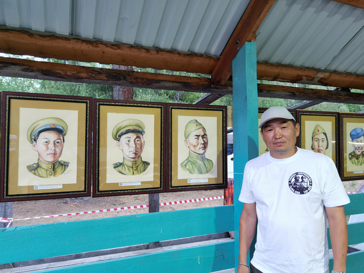 – Радомир Балган на фоне портретов своих предков: Бегзи-Хуурак Донгак – со стороны отца и Маадыр-оол Кыргыс – со стороны матери. На переднем плане – Вера Байлак 