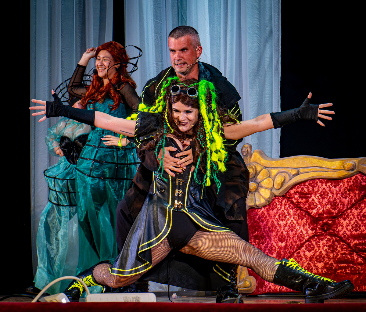 "Голый король. Иллюзия сказки". Керченский драматический театр им. А.С. Пушкина.              
 Фото. А. Беланова.