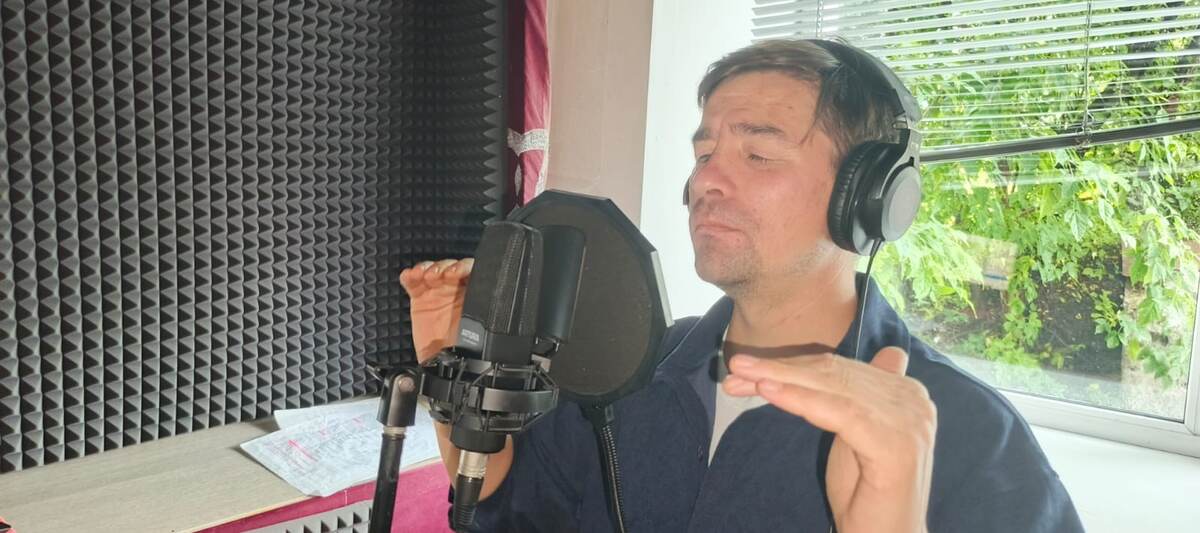 Вон Лёня какой сосредоточенный на работе:))