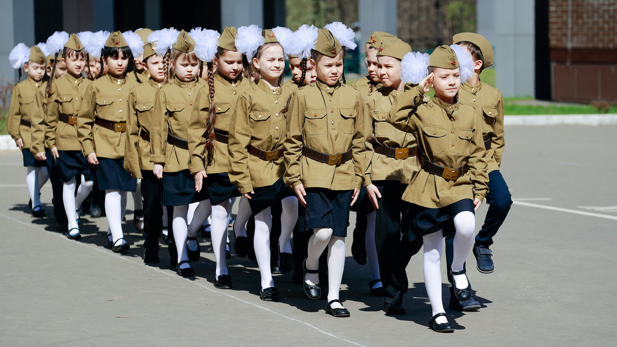 Смотр строя и песни в российской школе. Источник: sosh-1.ru
