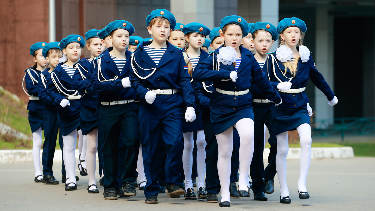 Смотр строя и песни в российской школе. Источник: sosh-1.ru