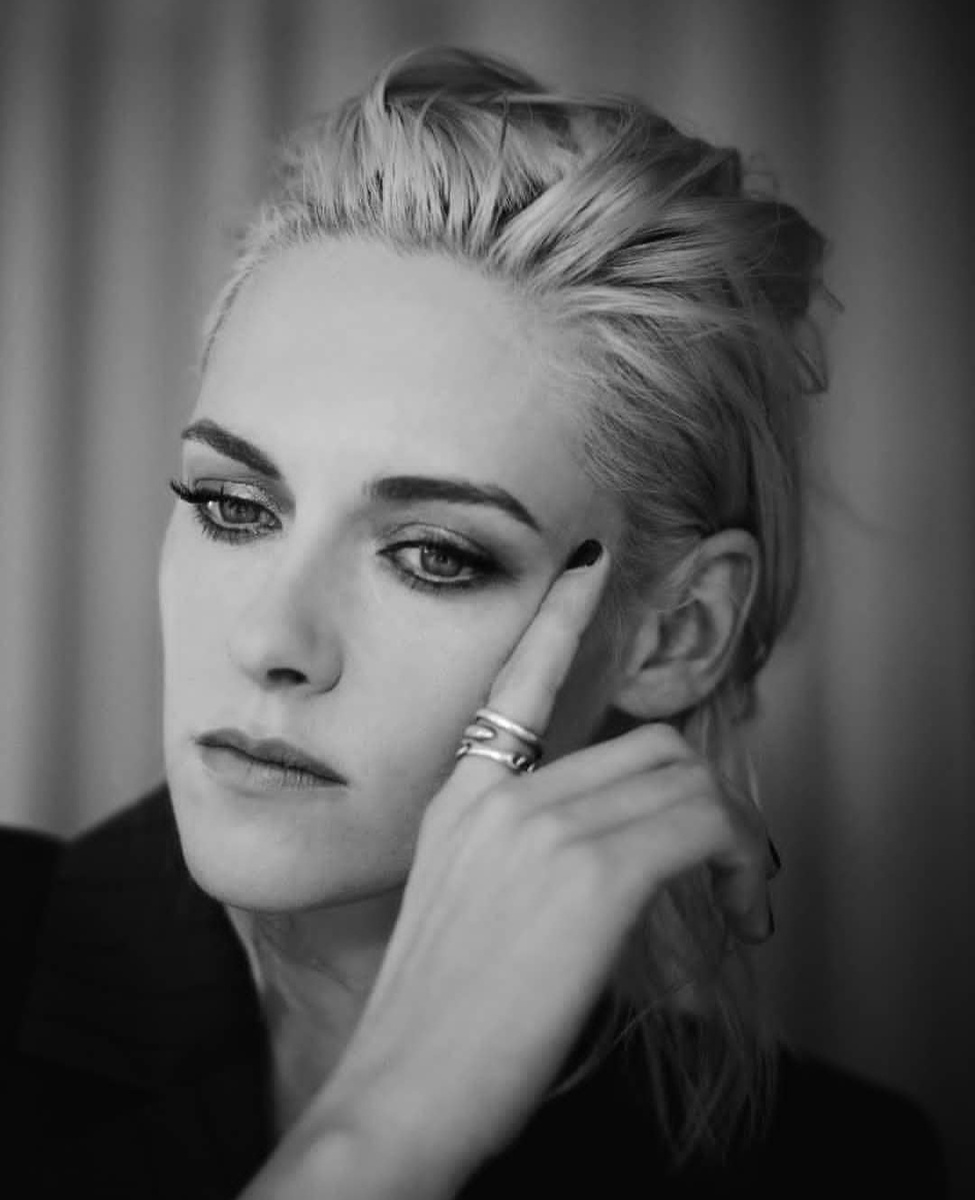 Фотосессия Кристен Стюарт для New York Times в 2021 году. Эту фотосессию издание "Io Donna" использовало для иллюстрации своей статьи.