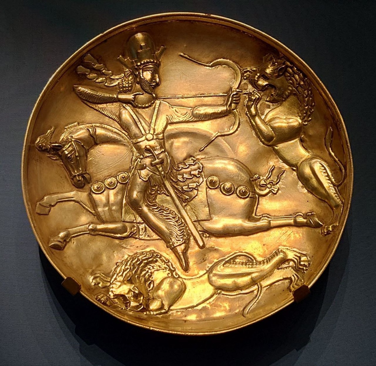 Царь Шапур охотится на львов, позолоченное блюдо, Эрмитаж
