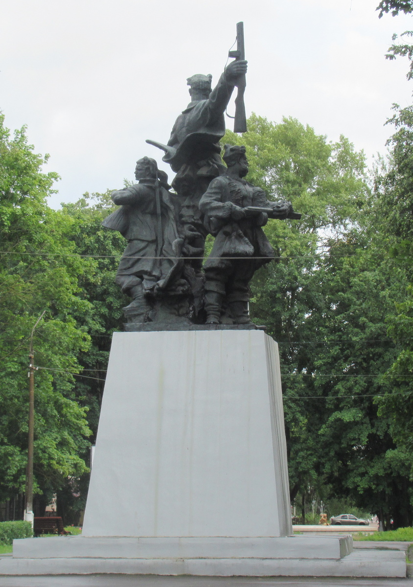 Листайте. Слева девушка, Лиза Чайкина. 