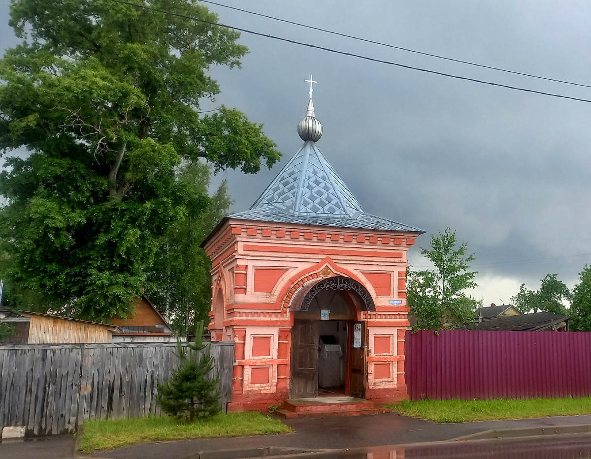 В советское время здесь располагалась лавочка по продаже керосина. Сейчас часовня в ведении РПЦ, поэтому, выглядит очень презентабельно. 