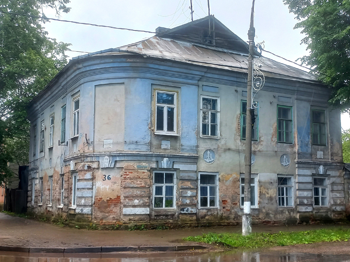 Листайте. Похоже, что в угловой части был когда-то балкон. 