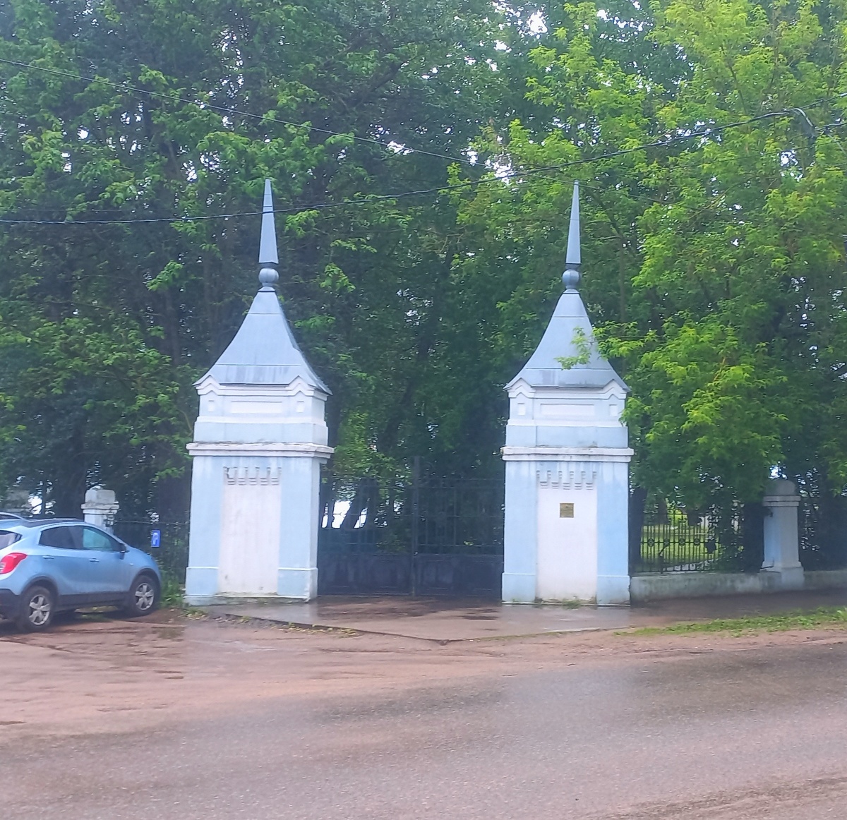 Листайте. Вход в Набережный сад. 
