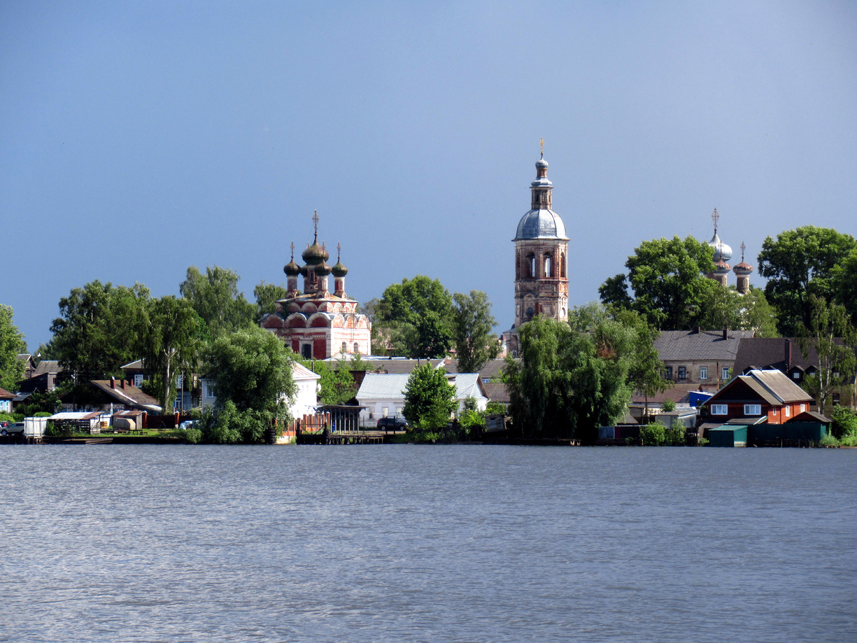 Вид с озера на Троицкую церковь. 