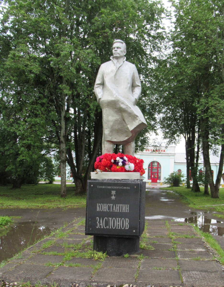 На привокзальной площади Осташкова фигура строгого патриота советской страны. 