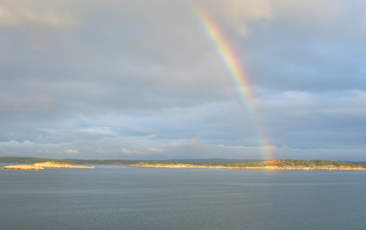  Радуга над островами.