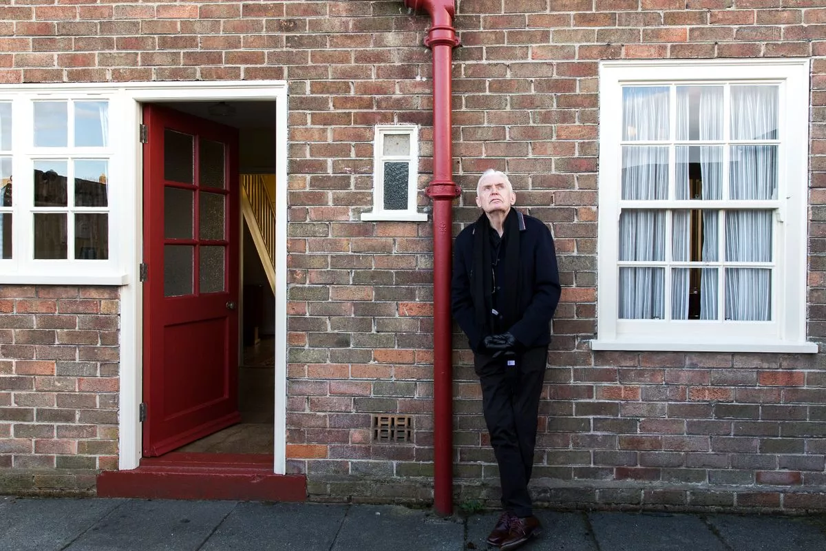 Майк у дома № 20 по Фортлин-роуд(Изображение: ©National Trust I