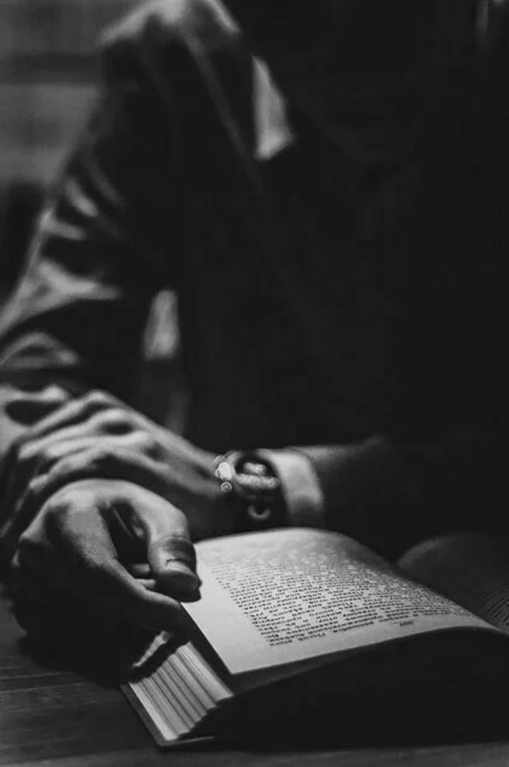 Вообще я иногда мечтаю, что мою книгу кто- то будет читать вот так как на картинке из интернета. Не дневник, понятное дело. А исполнится моя мечта очень нескоро.. 