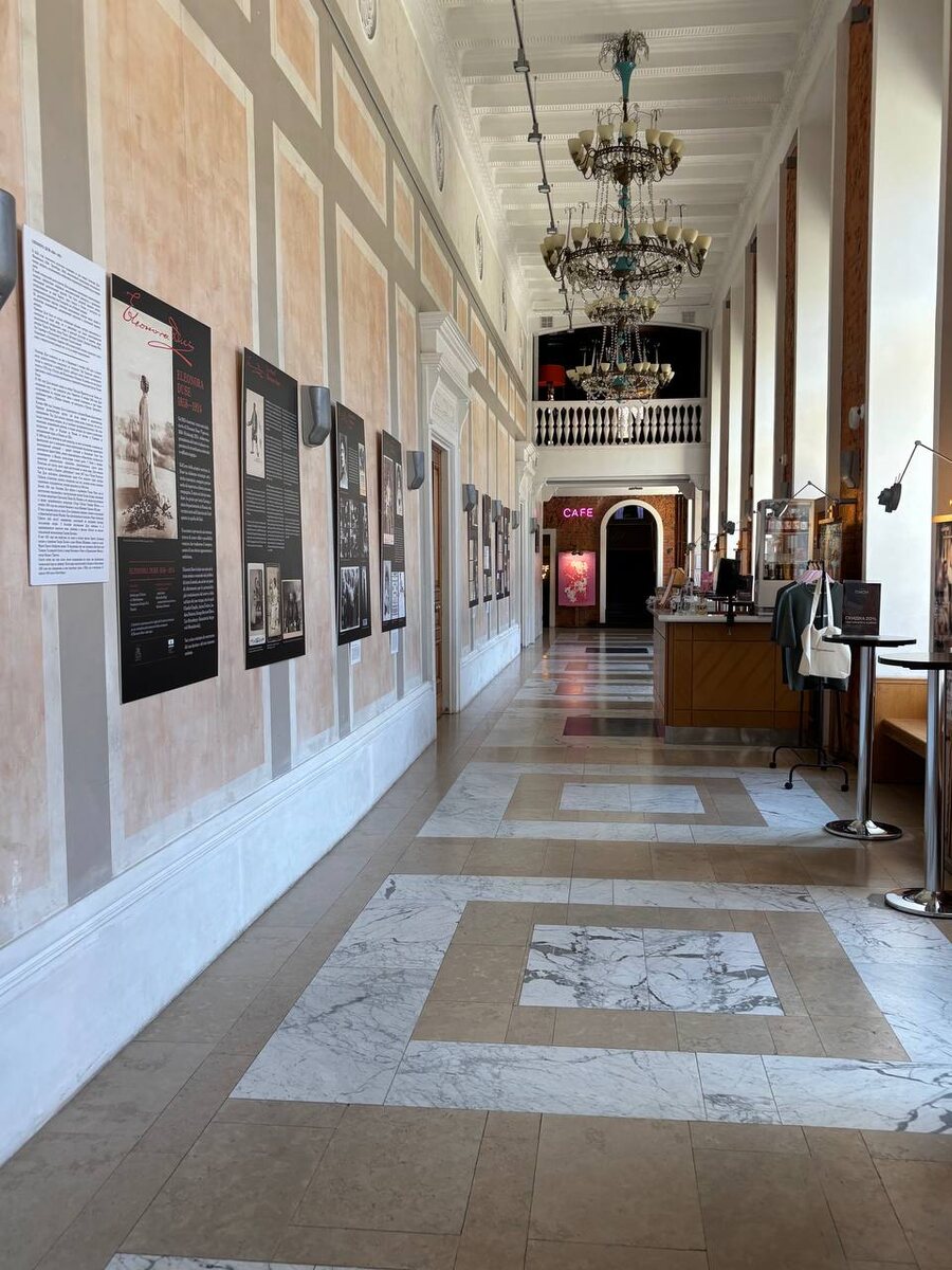 Коридор кинотеатра