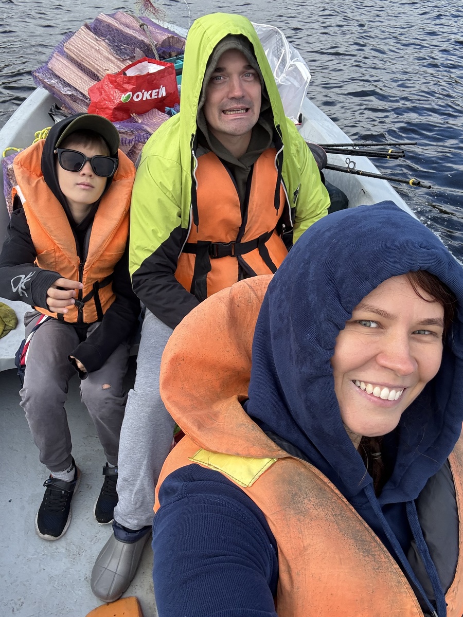 Как-то так. На фото я похожа на персонажа из фильма ужасов "Я хочу поиграть с тобой в одну игру!"