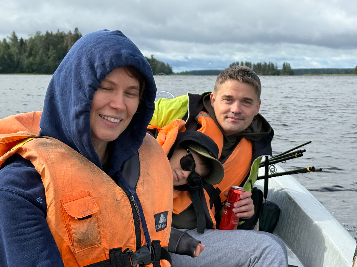 Закрыла глаза и представила, что солнце. Муж как всегда красавчик. Сын на стиле