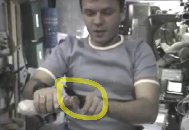 На фото русский космонавт с ножом Emerson 