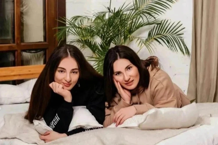 Анна Цомартова со своей мамой Дианой