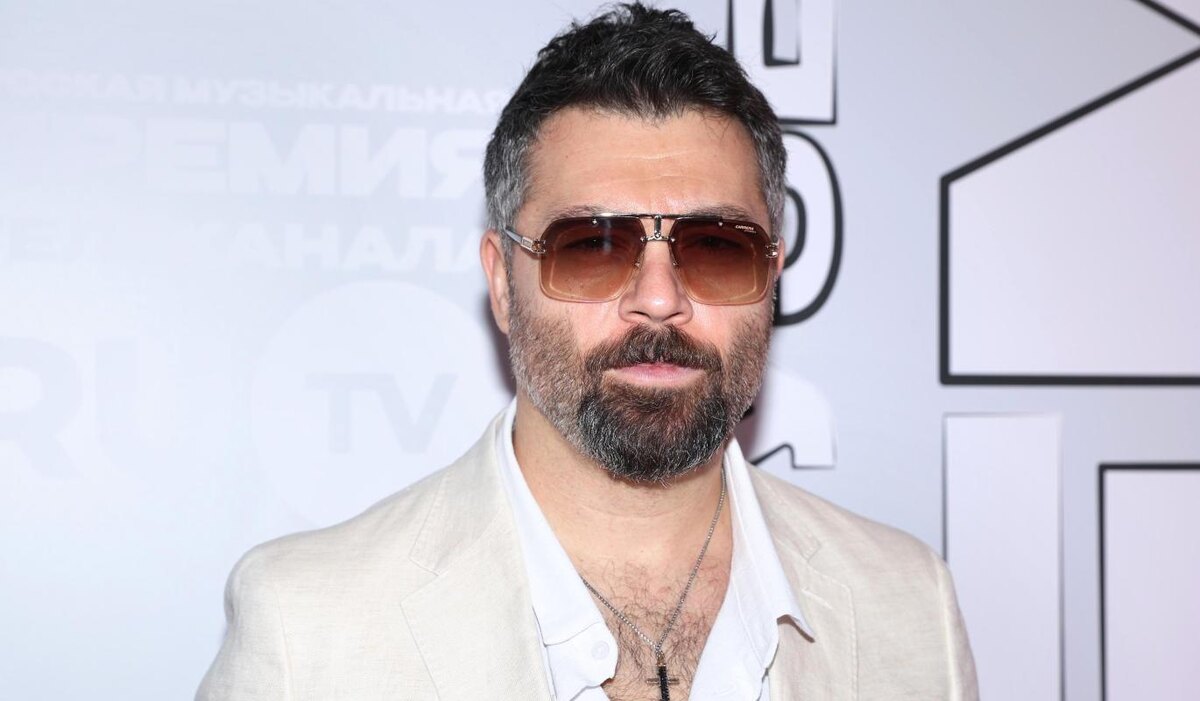     Алексей Чумаков перенес операцию на позвоночнике, но отказался отменять концерты