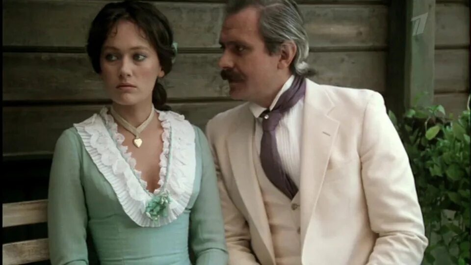 Бесприданница мечатет о любви, на которую, увы, не имеет права в патриархальной дореволюционной России