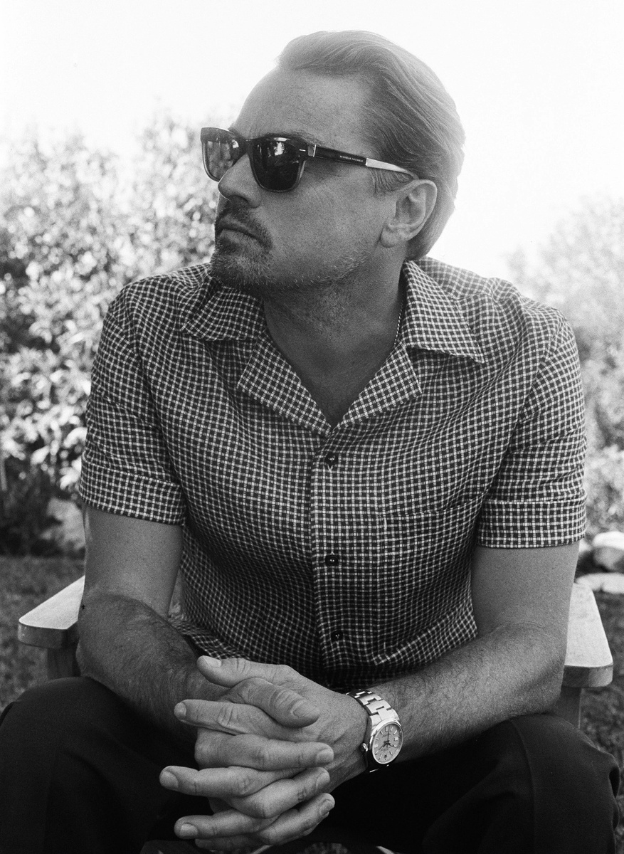 Сорочка и брюки Loro Piana; наручные часы Oyster Perpetual 41 от Rolex; солнцезащитные очки Brunello Cucinelli  | Esquire