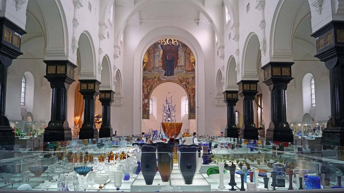 Выставка изделий из хрусталя в Гусь-Хрустальном.