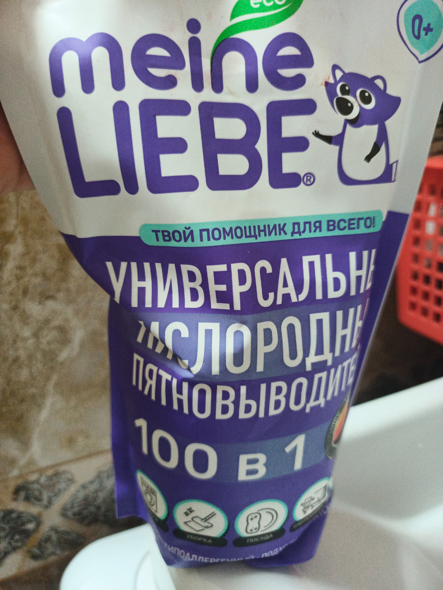 Универсальный кислородный пятновыводитель 100 в одном -это реально,я проверила.Белый порошок в пакете способен на многое.Он действительно выводит пятна,стирает,отбеливает белье,моет поверхности,чистит сантехнику и трубы.На этот раз я экспериментировала именно с этим.Решила помыть раковину и кран.Насыпала порошок,с помощью губки раснесла по поверхности,прошла ь по крану,смыла водой и моя раковина и кран  засияли.Результат на лицо!