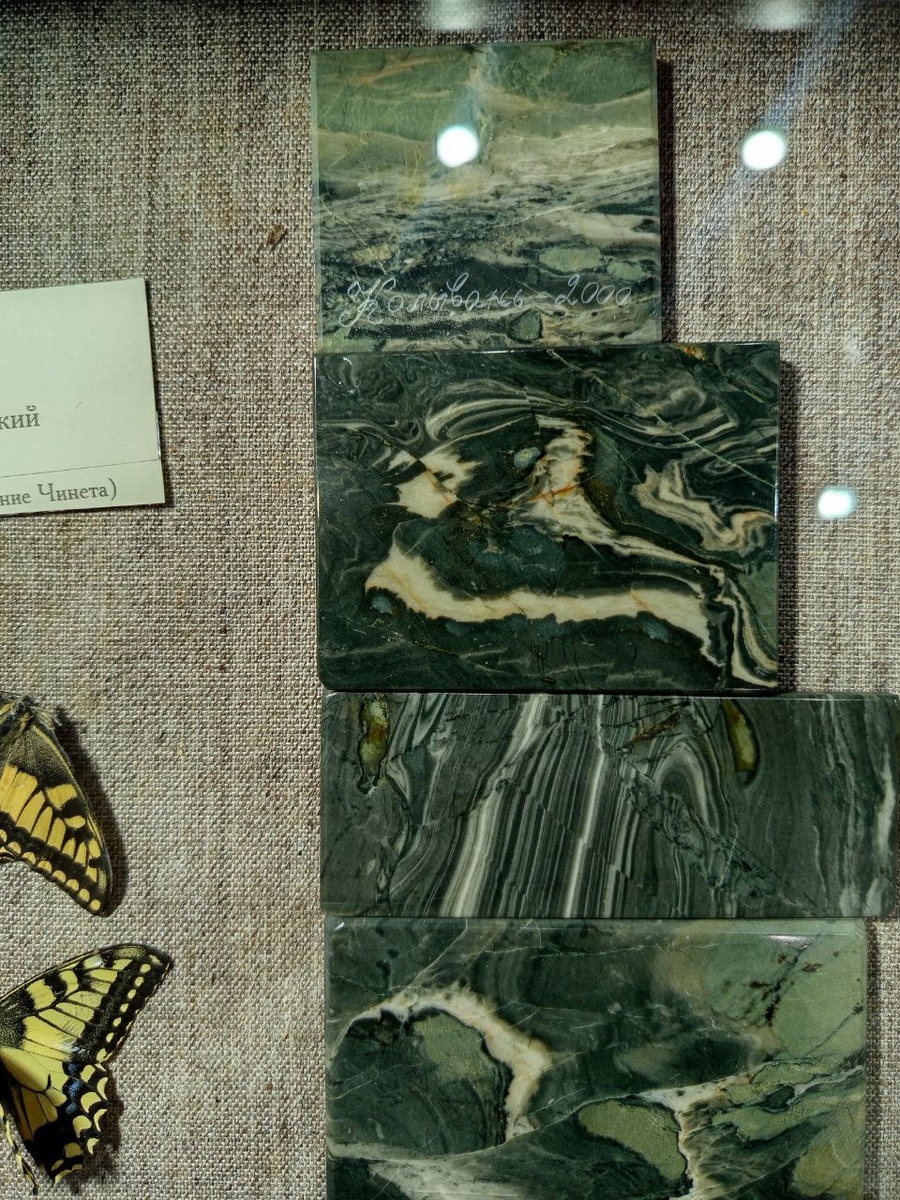 Рисунок зелено-волнистой яшмы на срезе. Музей камнерезного дела.