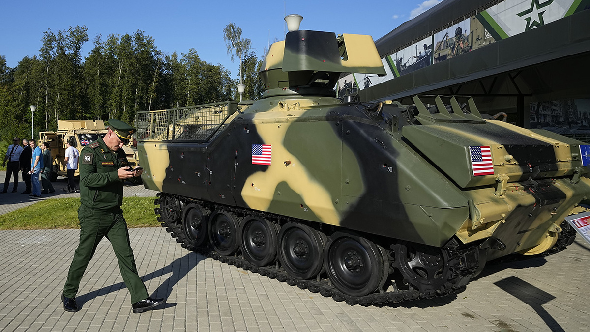   Alexander Zemlianichenko / AP- Поврежденный американский БТР M113 на выставке трофейных машин на форуме «Армия-2023» в парке «Патриот»