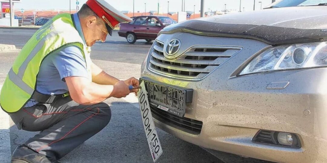 В России хотят изъять часть автомобильных номеров и заставить водителей перерегистрировать автомобили. Какие номера в списке