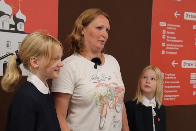 В школах Твери продолжается выдача школьной формы