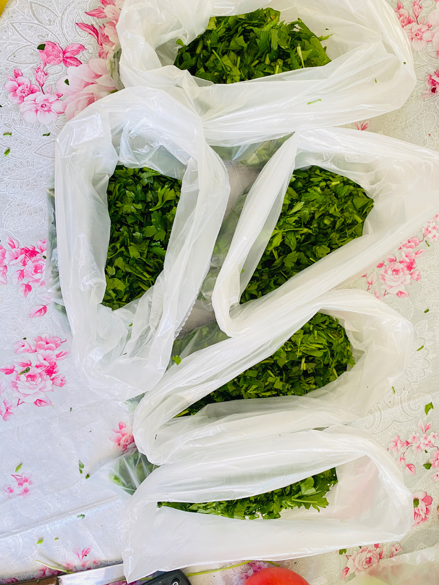 Зелень разложена по пакетам. Фото автора статьи 